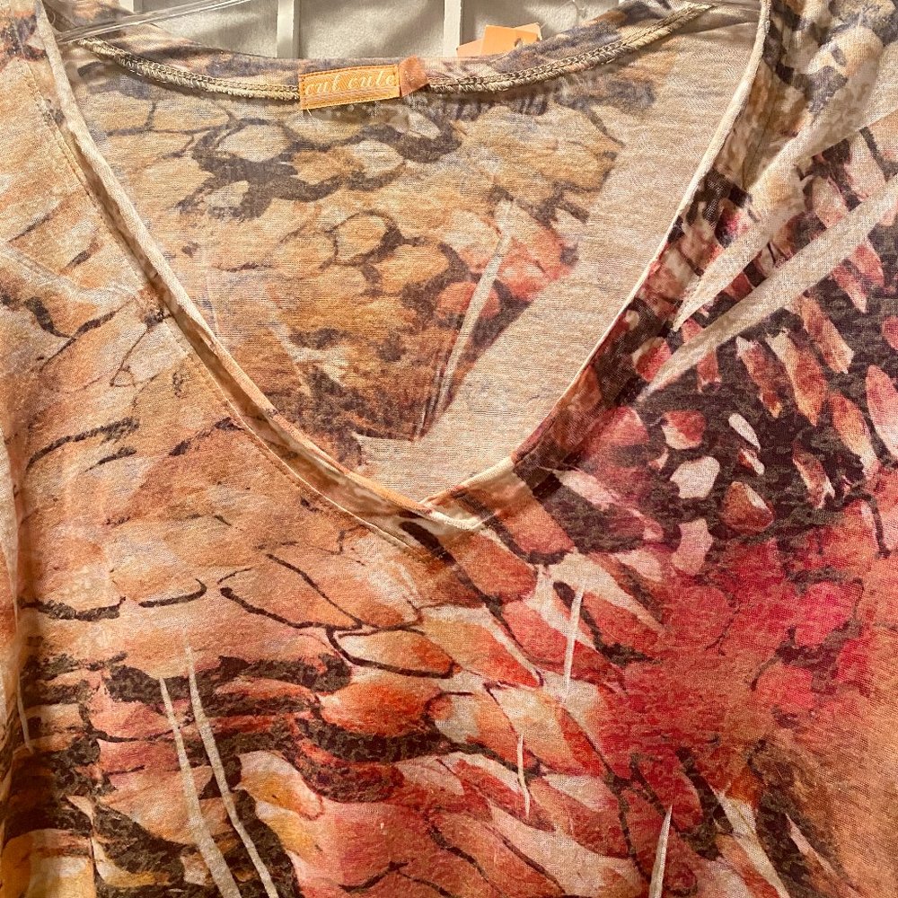 Cut Cute Couture Women's Large V-Neck Top-NWT